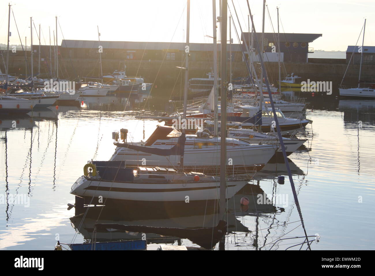 Mattina presto estate nel porto di penzance Foto Stock