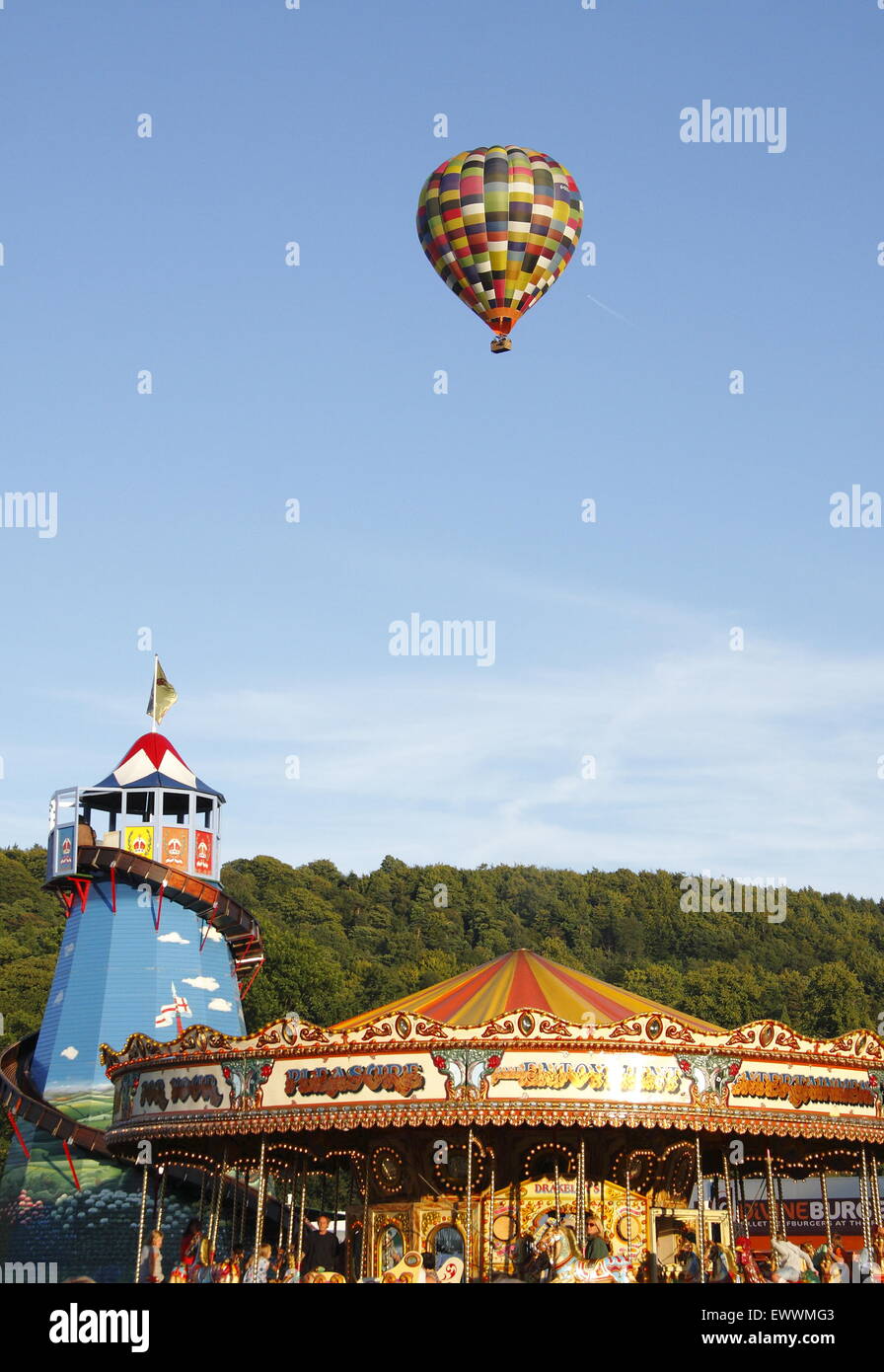 Una mongolfiera si innalza al di sopra della fiera a Chatsworth Country Fair nel distretto di Peak Derbyshire England Regno Unito Foto Stock