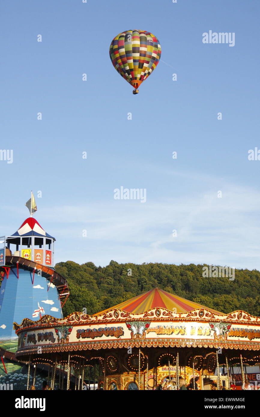 Una mongolfiera si innalza al di sopra della fiera a Chatsworth Country Fair nel distretto di Peak Derbyshire England Regno Unito Foto Stock