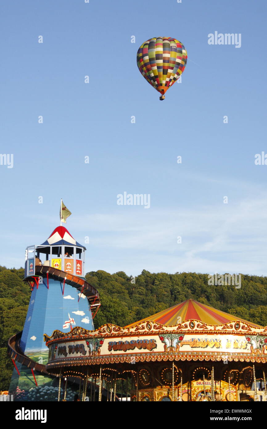 Una mongolfiera si innalza al di sopra della fiera a Chatsworth Country Fair nel distretto di Peak Derbyshire England Regno Unito Foto Stock