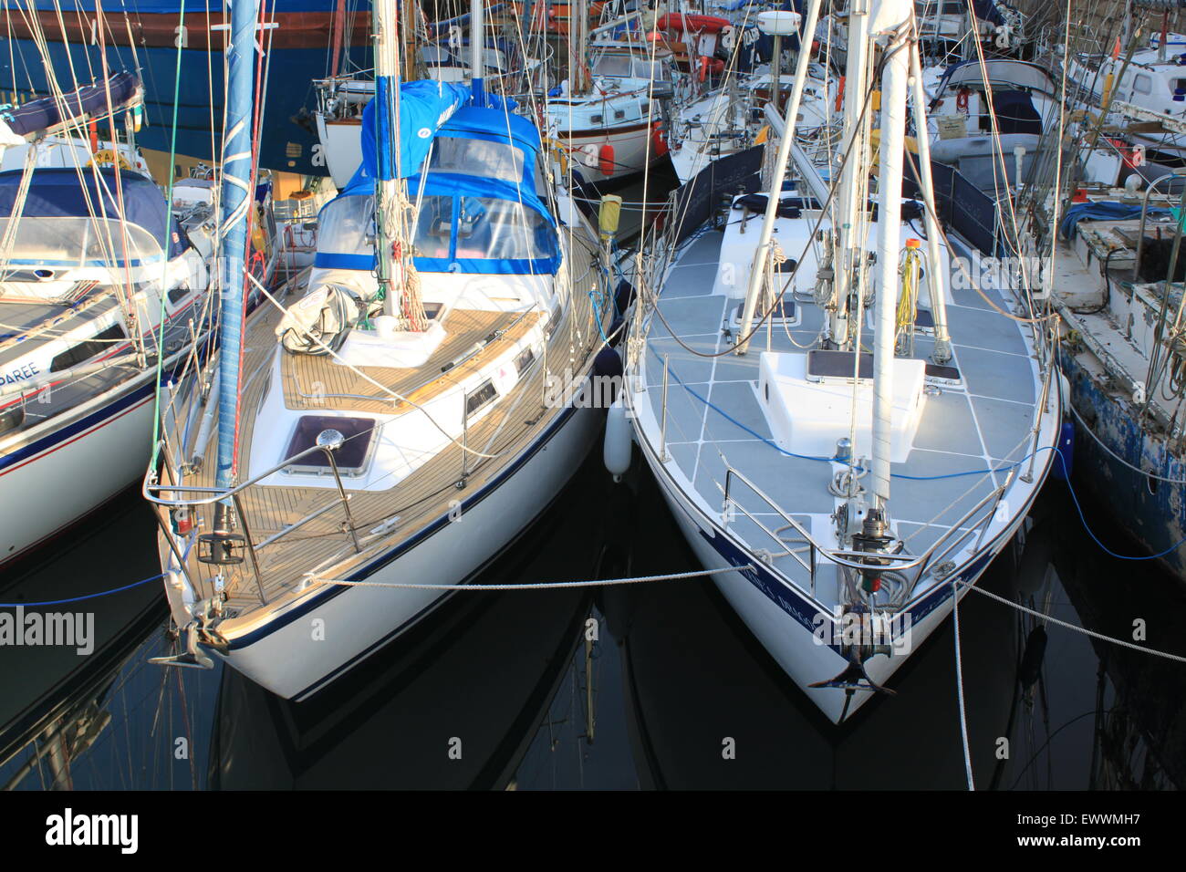 Mattina presto estate nel porto di penzance Foto Stock