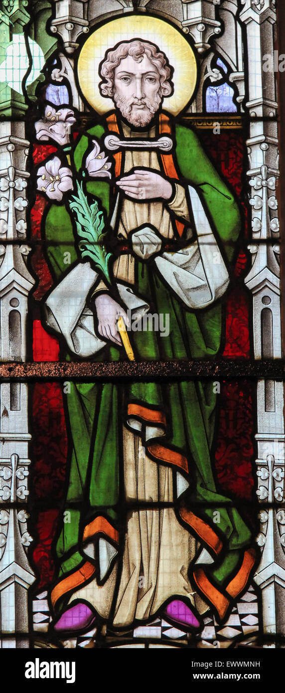 Vetrata raffigurante San Giuseppe nella chiesa di Stabroek, Belgio. Foto Stock
