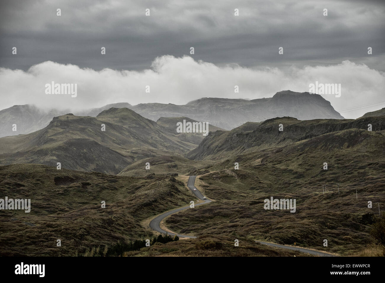 Cars driving attraverso le montagne di Islanda. Foto Stock