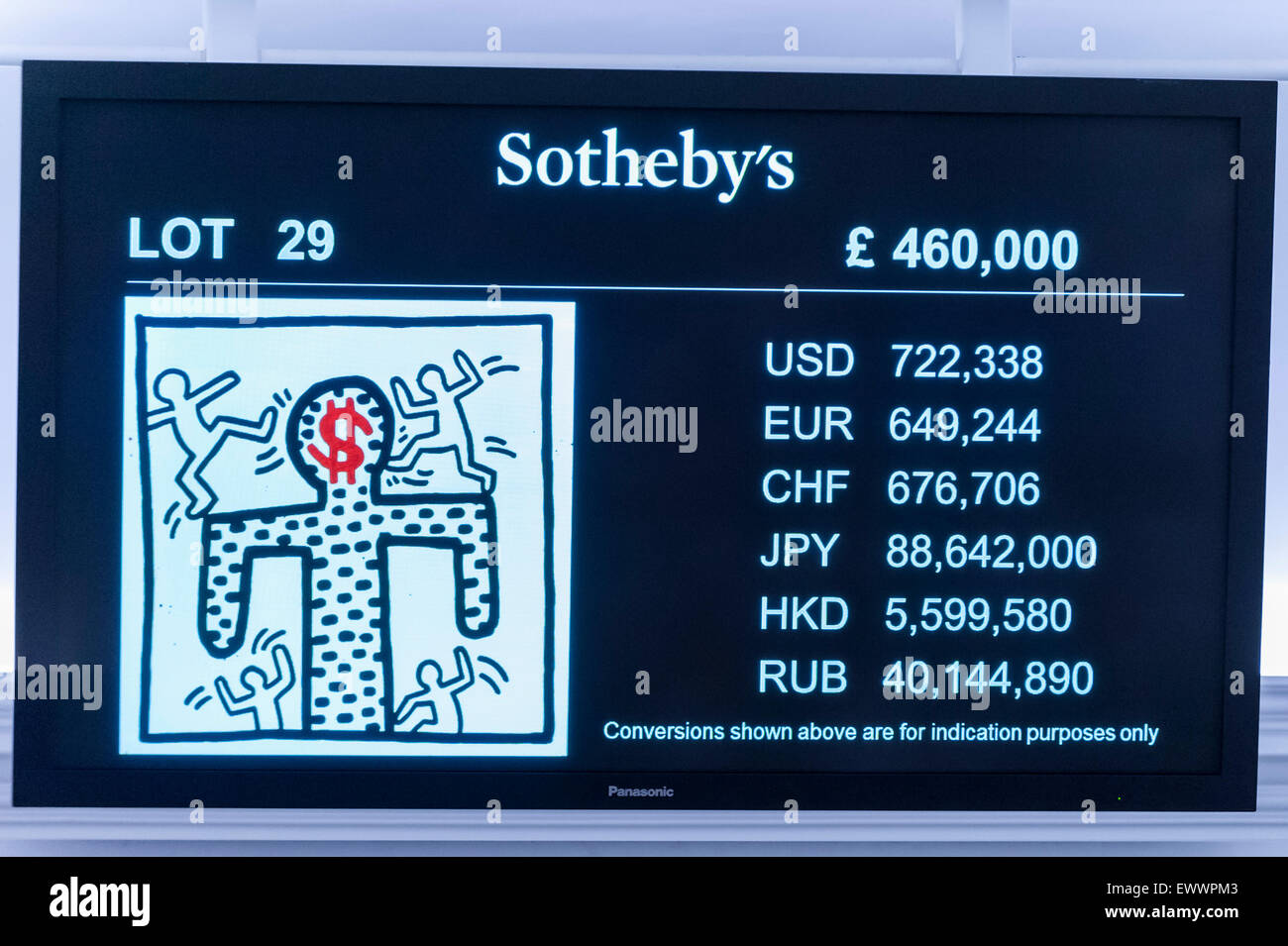 Londra, Regno Unito. 1 luglio 2015. Un monitor LCD mostra Keith Haring "Untitled" (venduto per un martello prezzo di £460k, al di sopra della stima) da Sotheby's Arte Contemporanea asta serale. La notte di vendite totali realizzate € 130,4 milioni ($204.7 milioni di euro). Credito: Stephen Chung / Alamy Live News Foto Stock