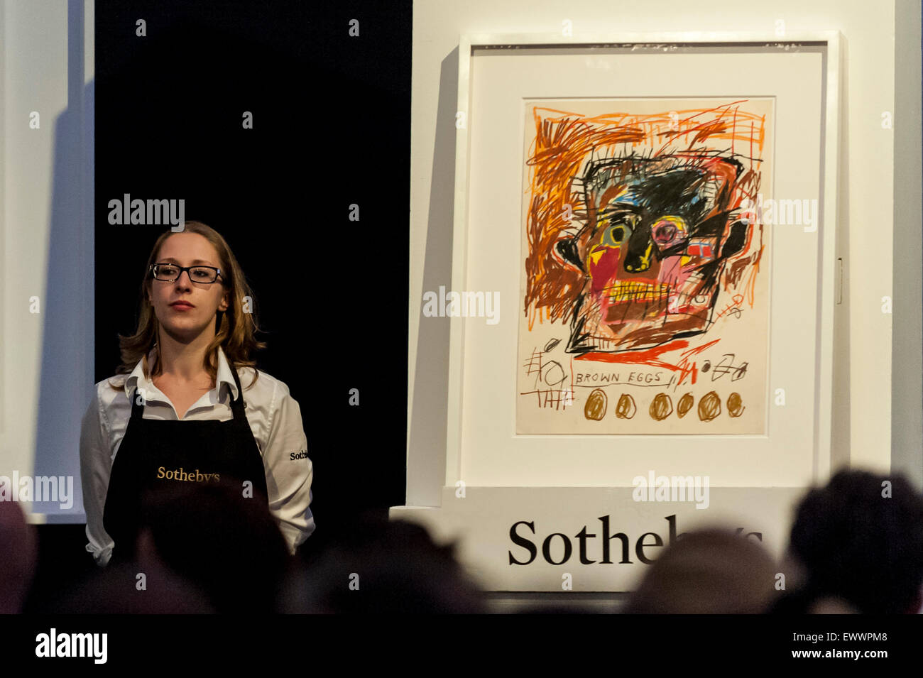 Londra, Regno Unito. 1 luglio 2015. Un Sotheby's tecnico mostra Jean-Michel Basquiat marrone " uova " (venduto per un martello prezzo di £980k, al di sopra della stima) da Sotheby's Arte Contemporanea asta serale. La notte di vendite totali realizzate € 130,4 milioni ($204.7 milioni di euro). Credito: Stephen Chung / Alamy Live News Foto Stock