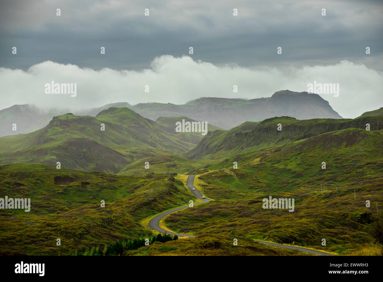 Cars driving attraverso le montagne di Islanda. Foto Stock