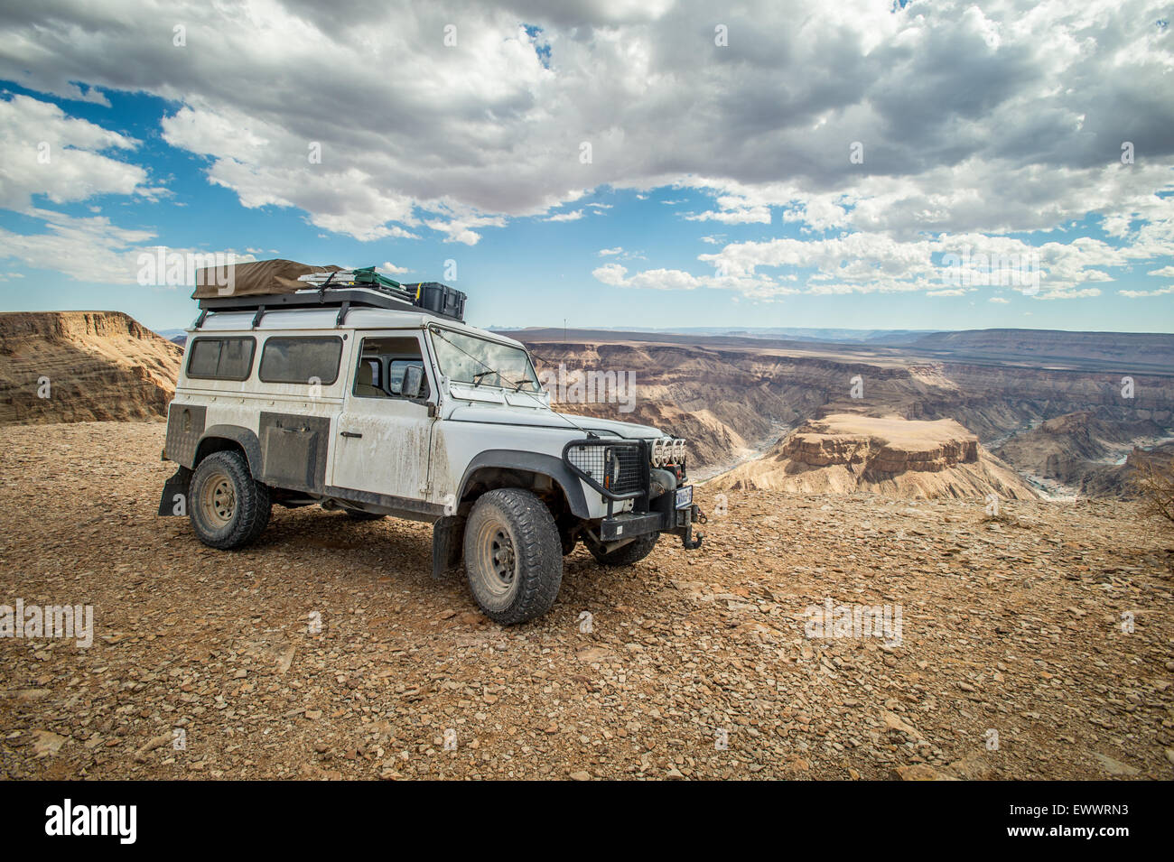 La Namibia, Africa - Land Rover parcheggiato di fianco al Fish River Canyon Foto Stock