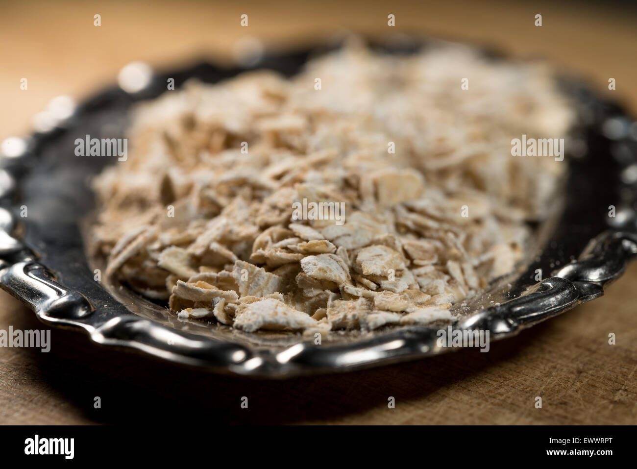 Oat Flake in una ciotola di metallo Foto Stock