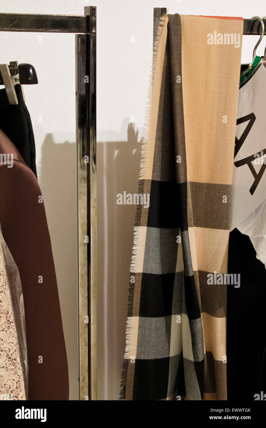 Dietro le quinte per Burberry a Londra collezioni uomini SS16 Foto Stock