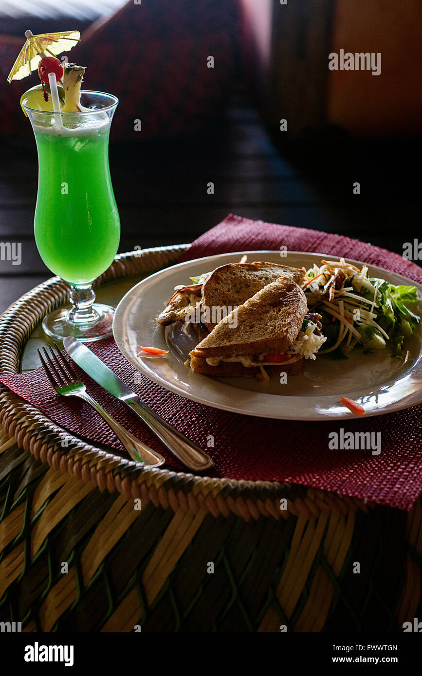 Il sandwich di pollo alla griglia e tsunami verde cocktail presso il Mata Chica resort in Belize Foto Stock