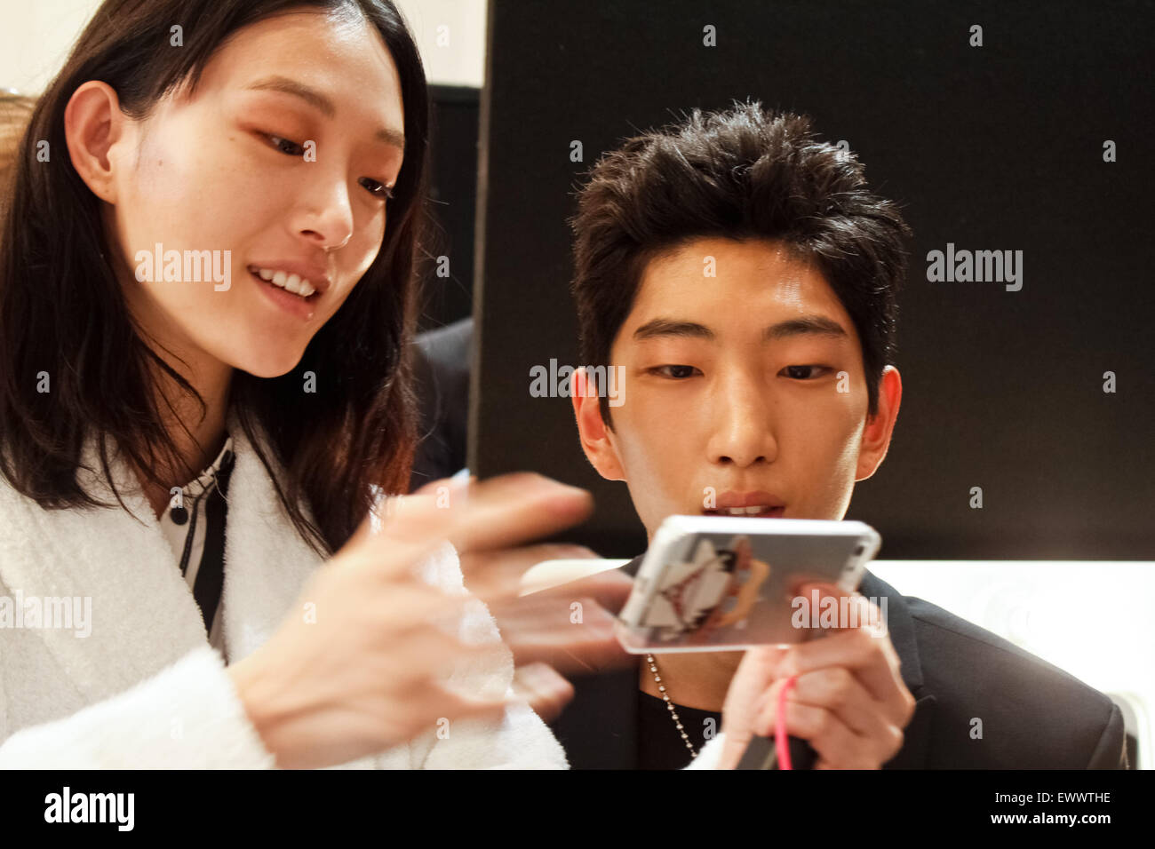 Dietro le quinte per Burberry a Londra collezioni uomini SS16 Foto Stock