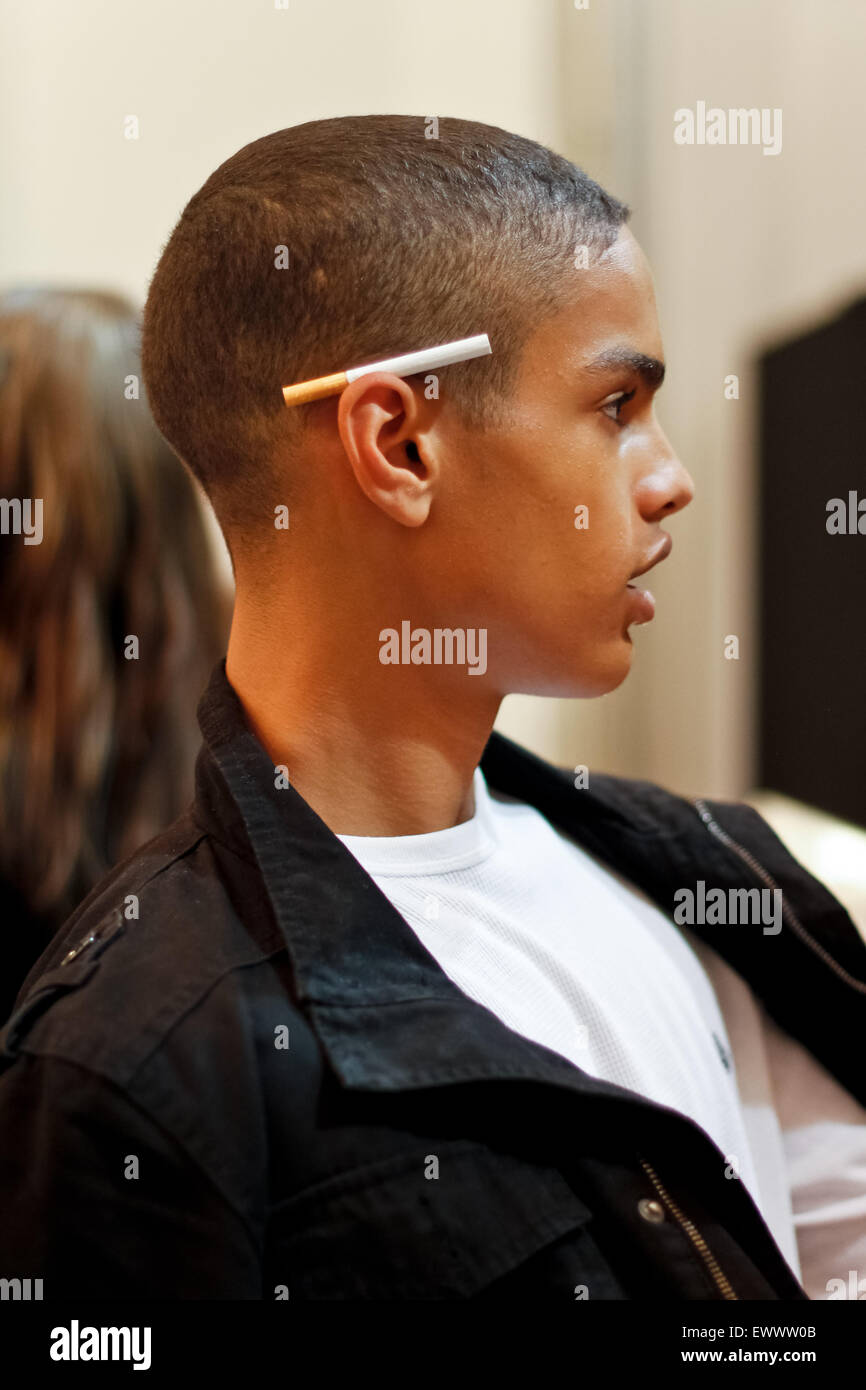 Dietro le quinte per Burberry a Londra collezioni uomini SS16 Foto Stock