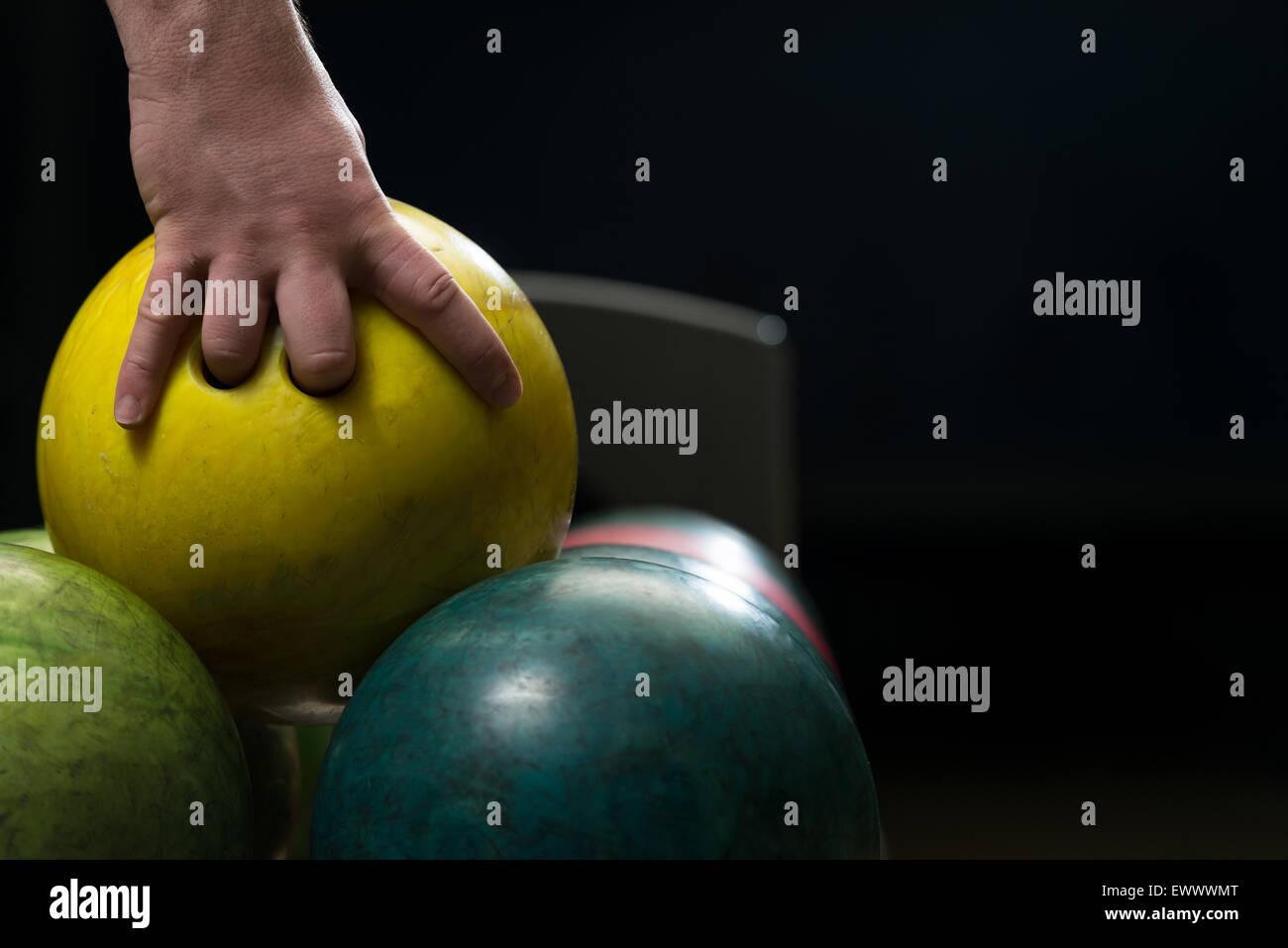 Uomo con una palla da bowling Foto Stock