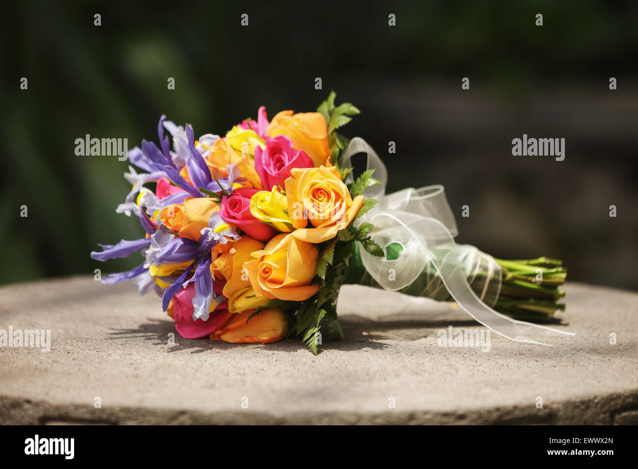 Sposa bouquet di nozze su cemento tabella Foto Stock