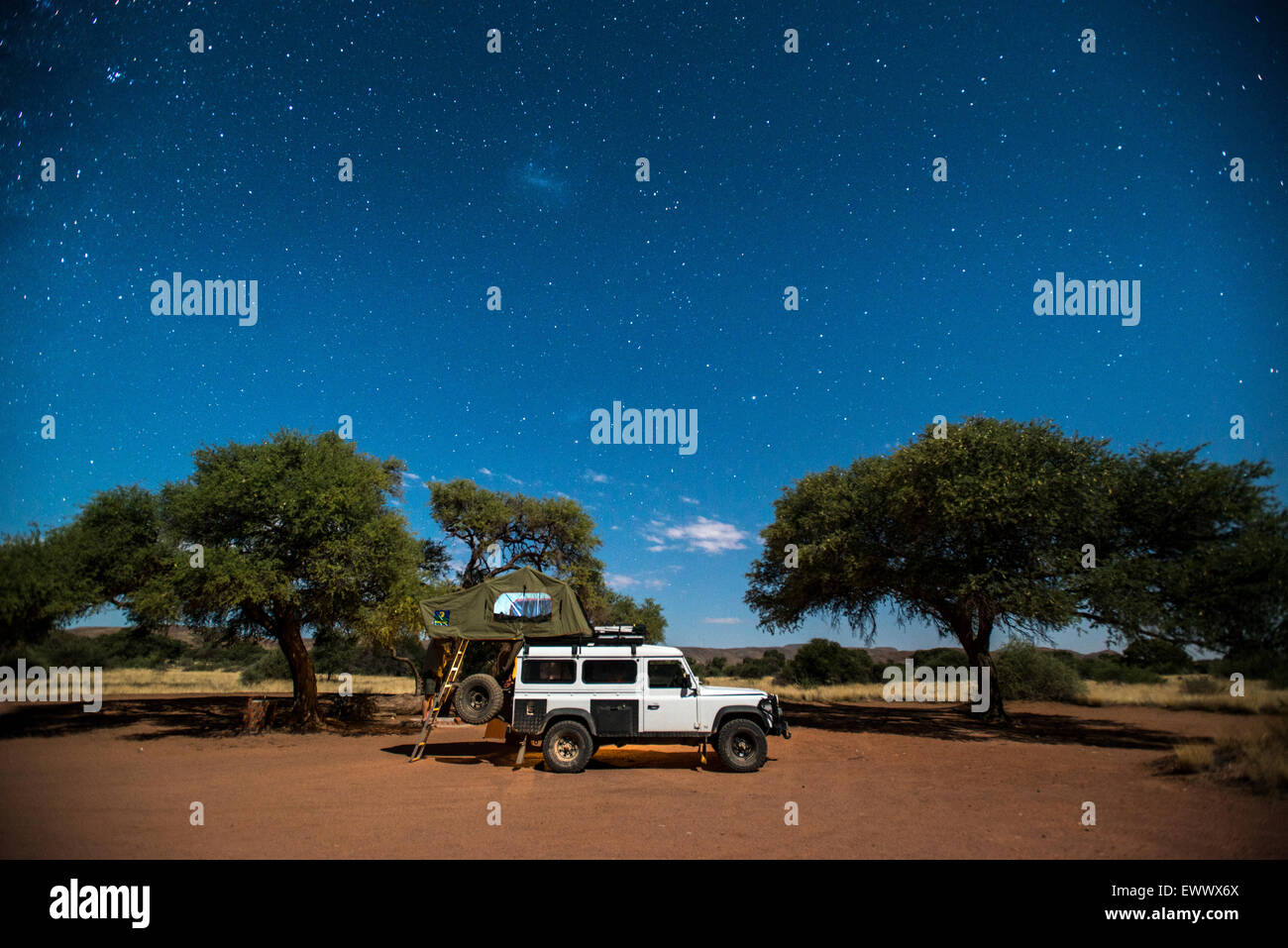 Duwisib Namibia - Lunga esposizione di un Land Rover parcheggiato nel deserto Foto Stock