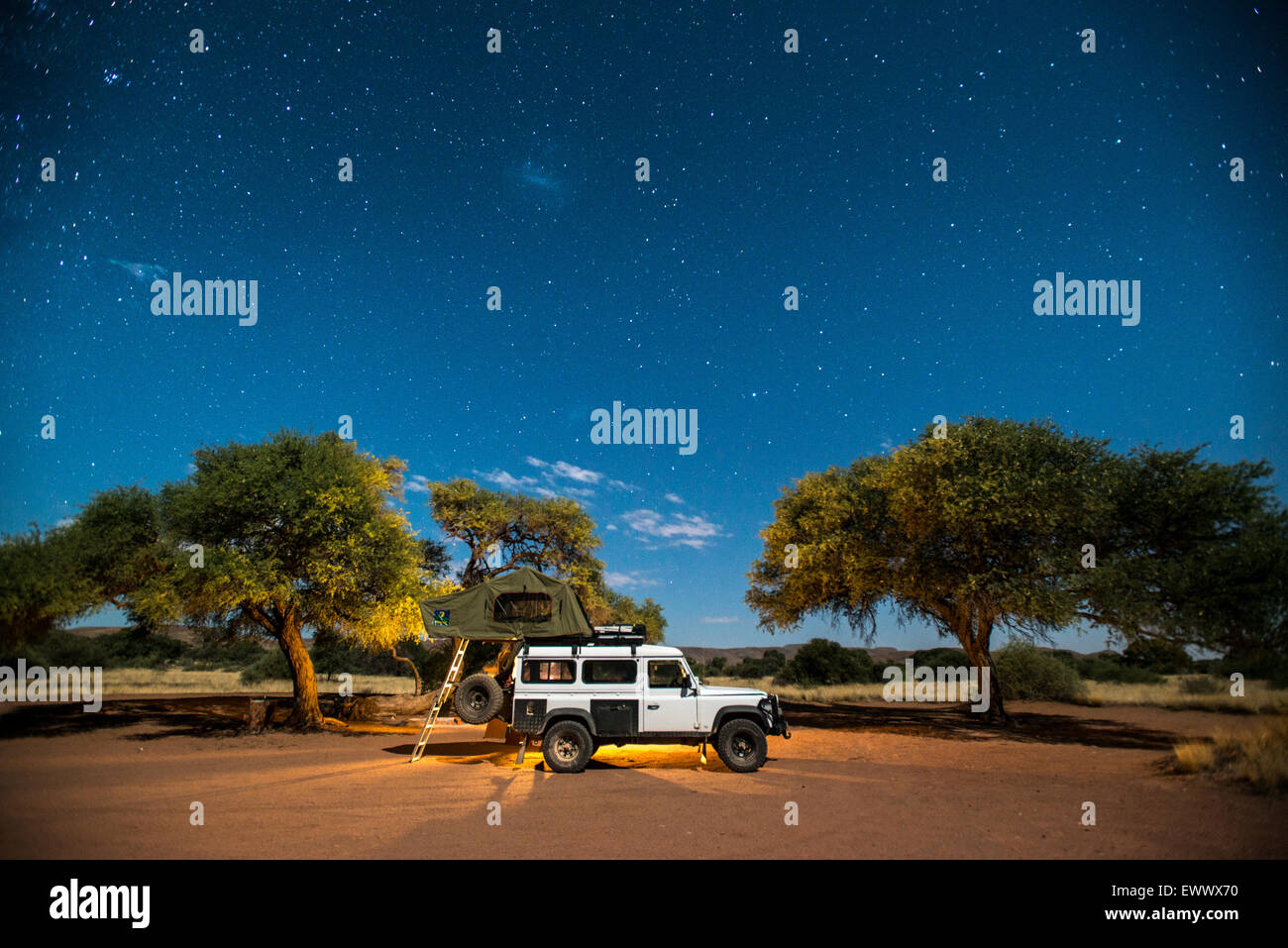 Duwisib Namibia - Lunga esposizione di un Land Rover parcheggiato nel deserto Foto Stock