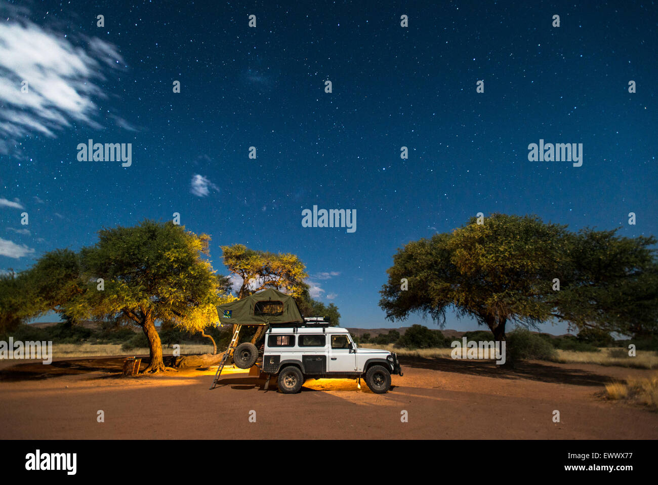 Duwisib Namibia - Lunga esposizione di un Land Rover parcheggiato nel deserto Foto Stock