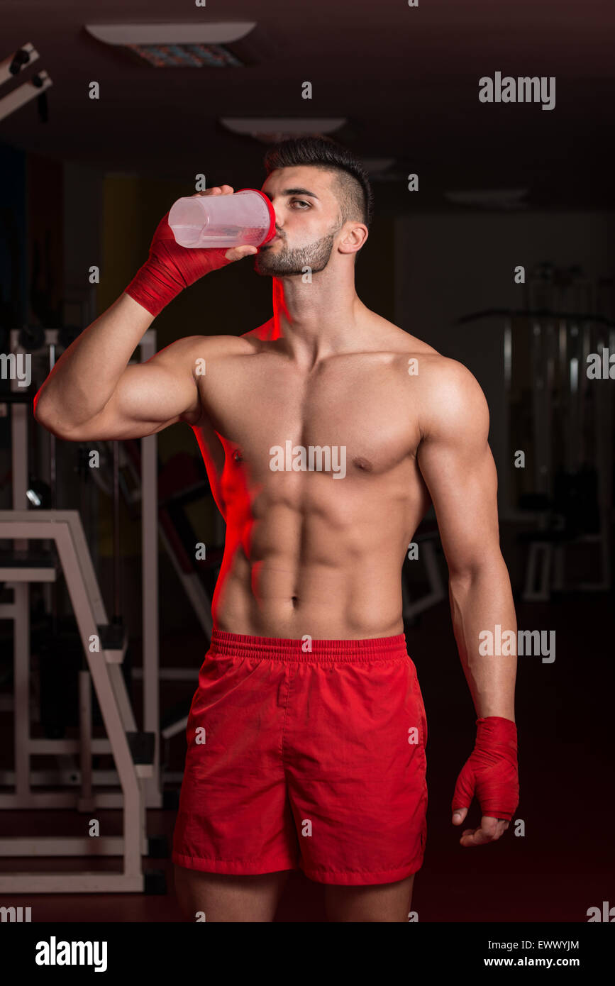 MMA Fighter con agitatore di proteina Foto Stock