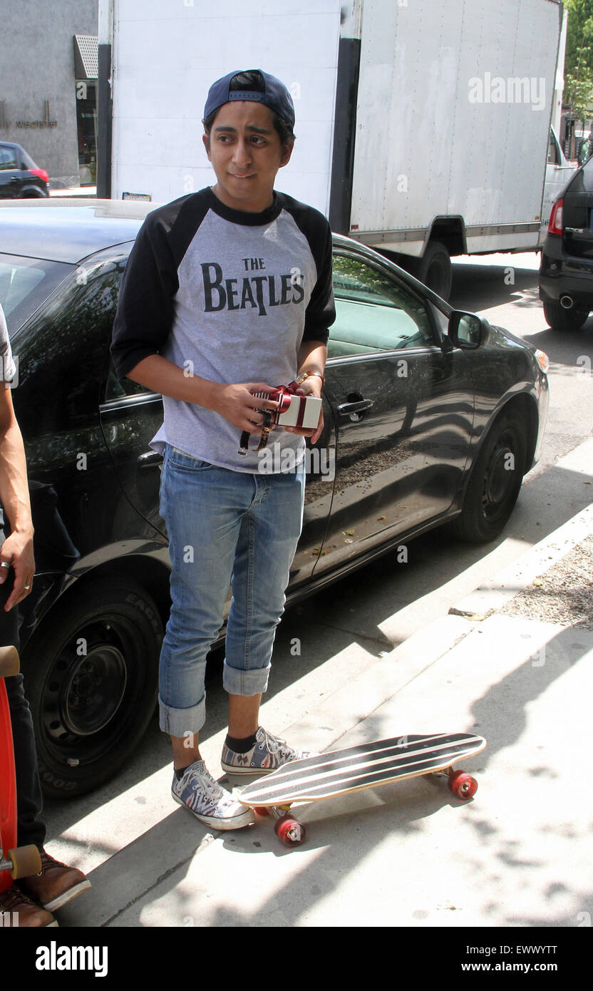 Il Grand Hotel di Budapest attore, Tony Revolori fuori e circa a Hollywood con il suo skateboard con: Tony Revolori dove: Los Angeles, California, Stati Uniti quando: 30 Apr 2015 Foto Stock
