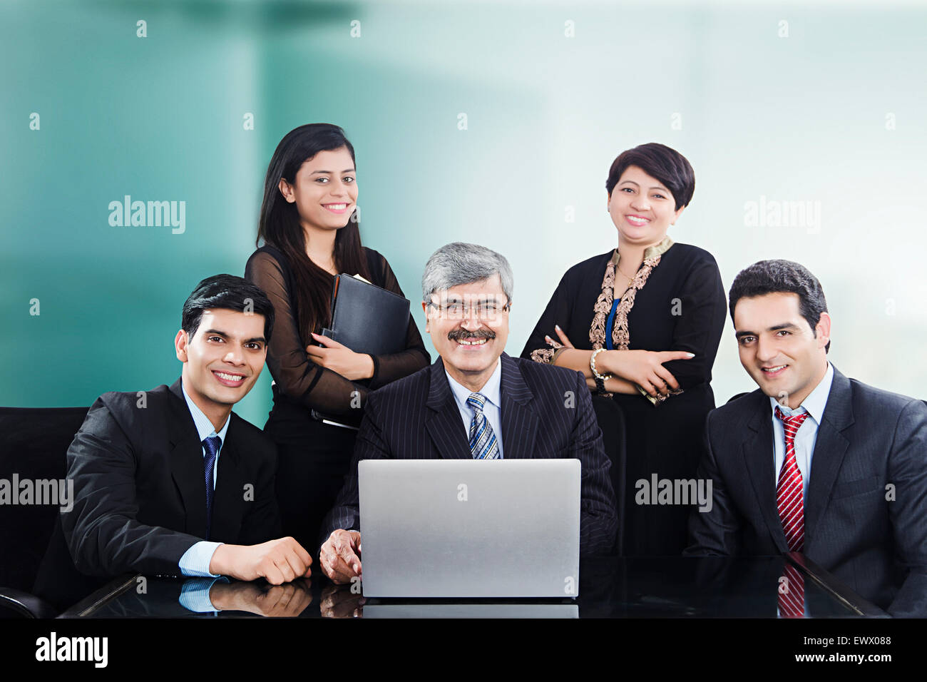 4 Indian business partner incontri di office Foto Stock