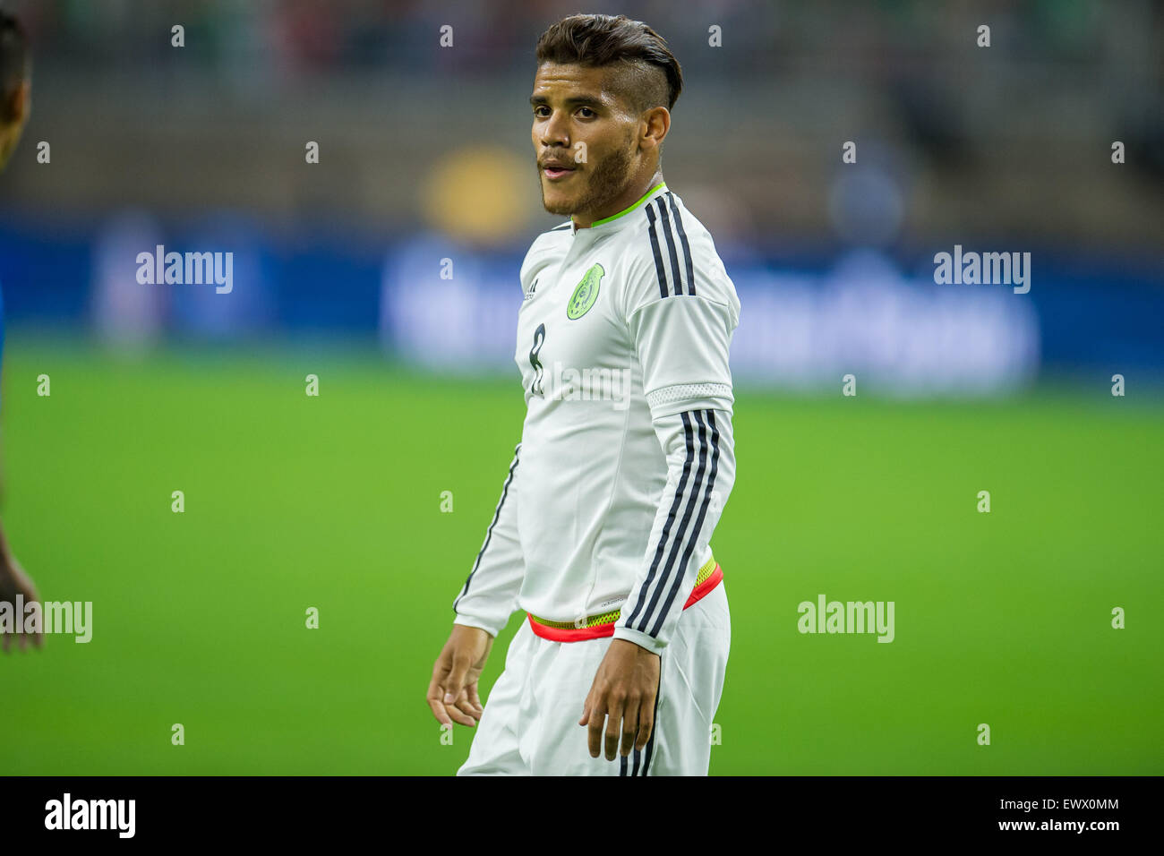 1 Luglio 2015: Messico centrocampista Jonathan Dos Santos (8) si affaccia su durante la seconda metà di un internazionale partita di calcio tra Honduras e il Messico a NRG Stadium di Houston, TX. La partita si è conclusa in un 0-0.Trask Smith/CSM Foto Stock