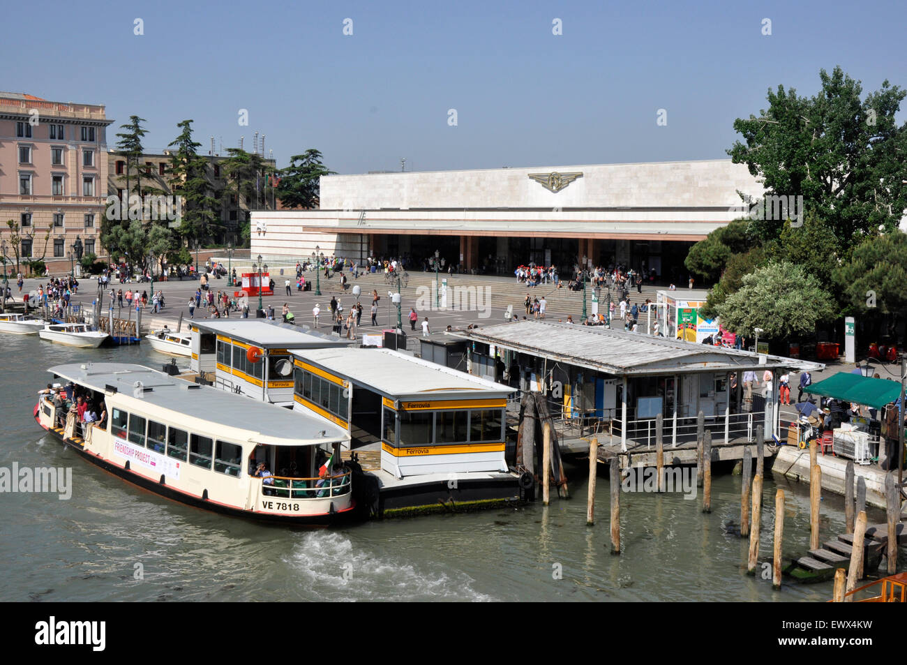 Italia - Venezia Canal Grande - zona di Cannaregio - Ferrovia/Santa Lucia - La stazione ferroviaria e la fermata del vaporetto. Foto Stock