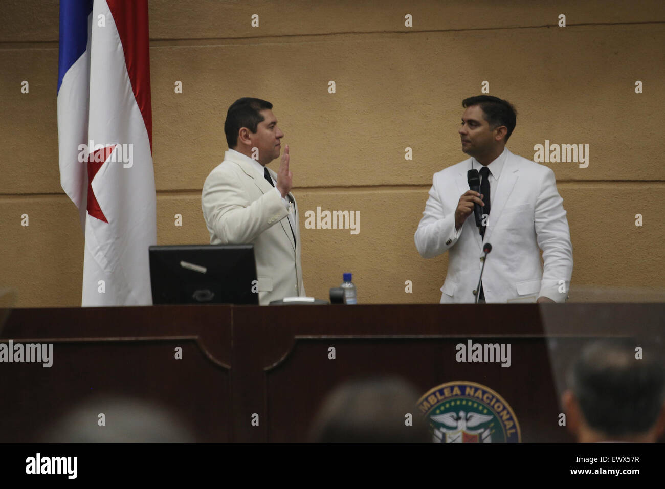 Panama City, Panama. 1 Luglio, 2015. Ruben de Leon (L), vice presidente di Panama democratica del partito rivoluzionario è prestato giuramento come Presidente dell'Assemblea nazionale del Panama, all'inizio delle sessioni regolari dell'Assemblea nazionale, nella città di Panama, capitale di Panama, il 1 luglio 2015. © Mauricio Valenzuela/Xinhua/Alamy Live News Foto Stock