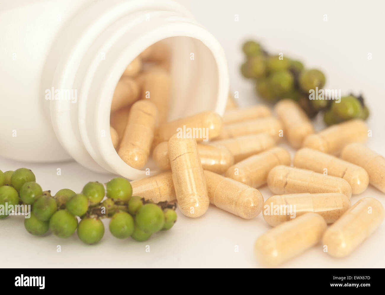 Le erbe in capsule la fuoriuscita di una bottiglia, vitamina per la salute Foto Stock
