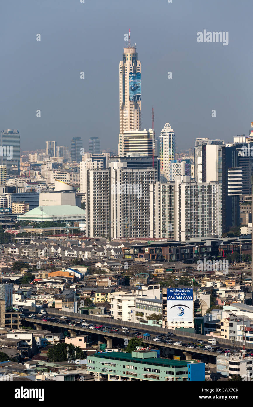 Baiyoke Tower 2, 328m di altezza, con vedute dello skyline di dal Millennium Hilton Bangkok, Thailandia Foto Stock
