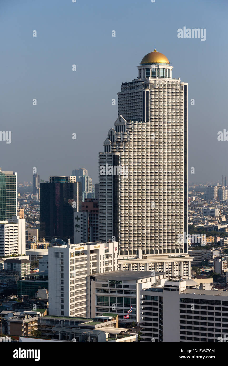 Vista di Lebua State Tower da Millennium Hilton Bangkok, Thailandia Foto Stock