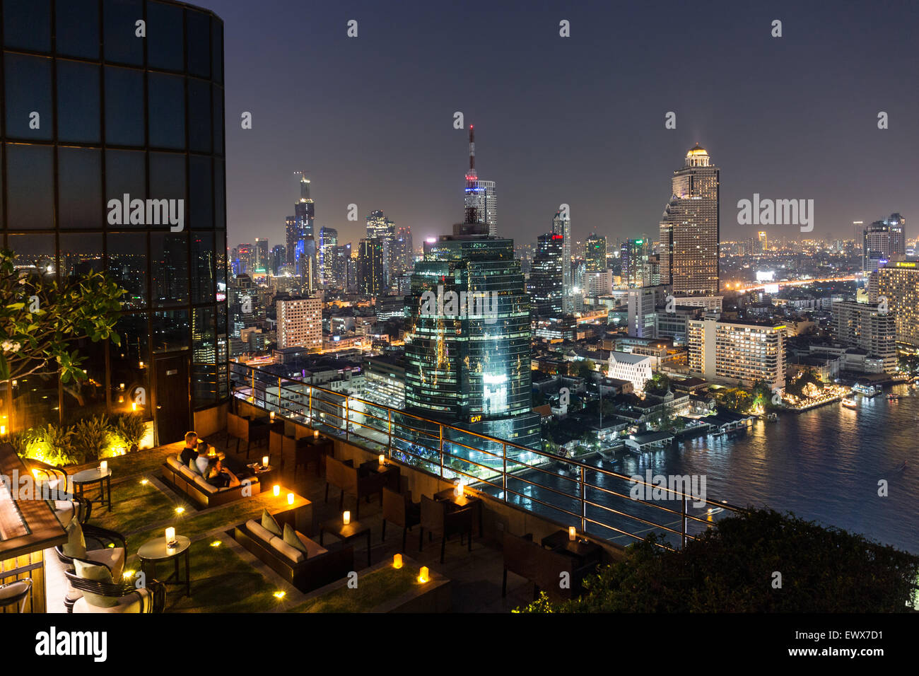 Skyline con CAT Telecom e Tower Lebua State Tower di notte, vista dall'Hilton Millennium ristorante sul tetto Foto Stock