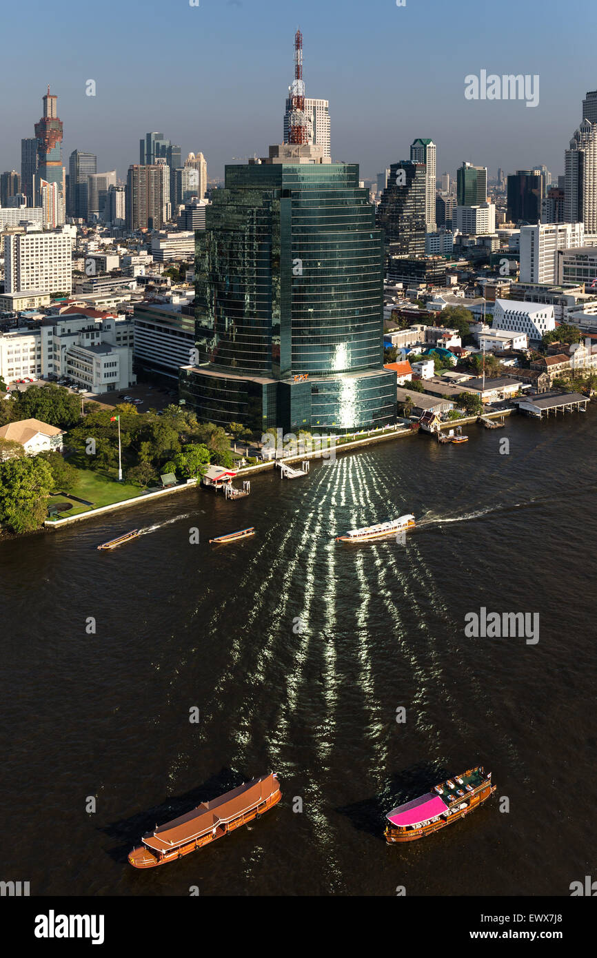 Vista del gatto torre Telecom da Millennium Hilton, sul fiume Chao Phraya, Bangkok, Thailandia Foto Stock