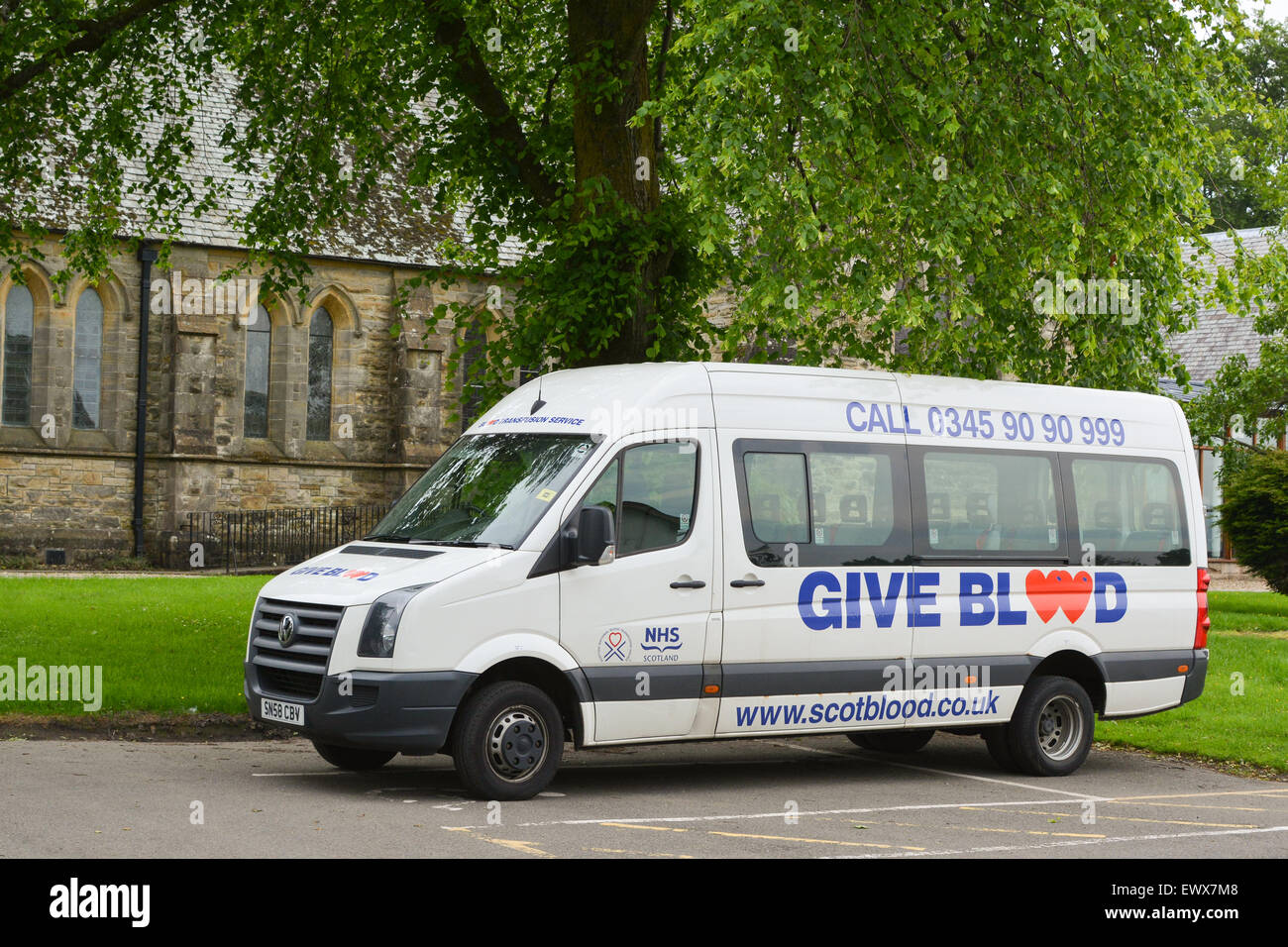 Scottish trasfusione di sangue van parcheggiato nella chiesa hall parcheggio auto durante la donazione di sangue a Sessione Foto Stock