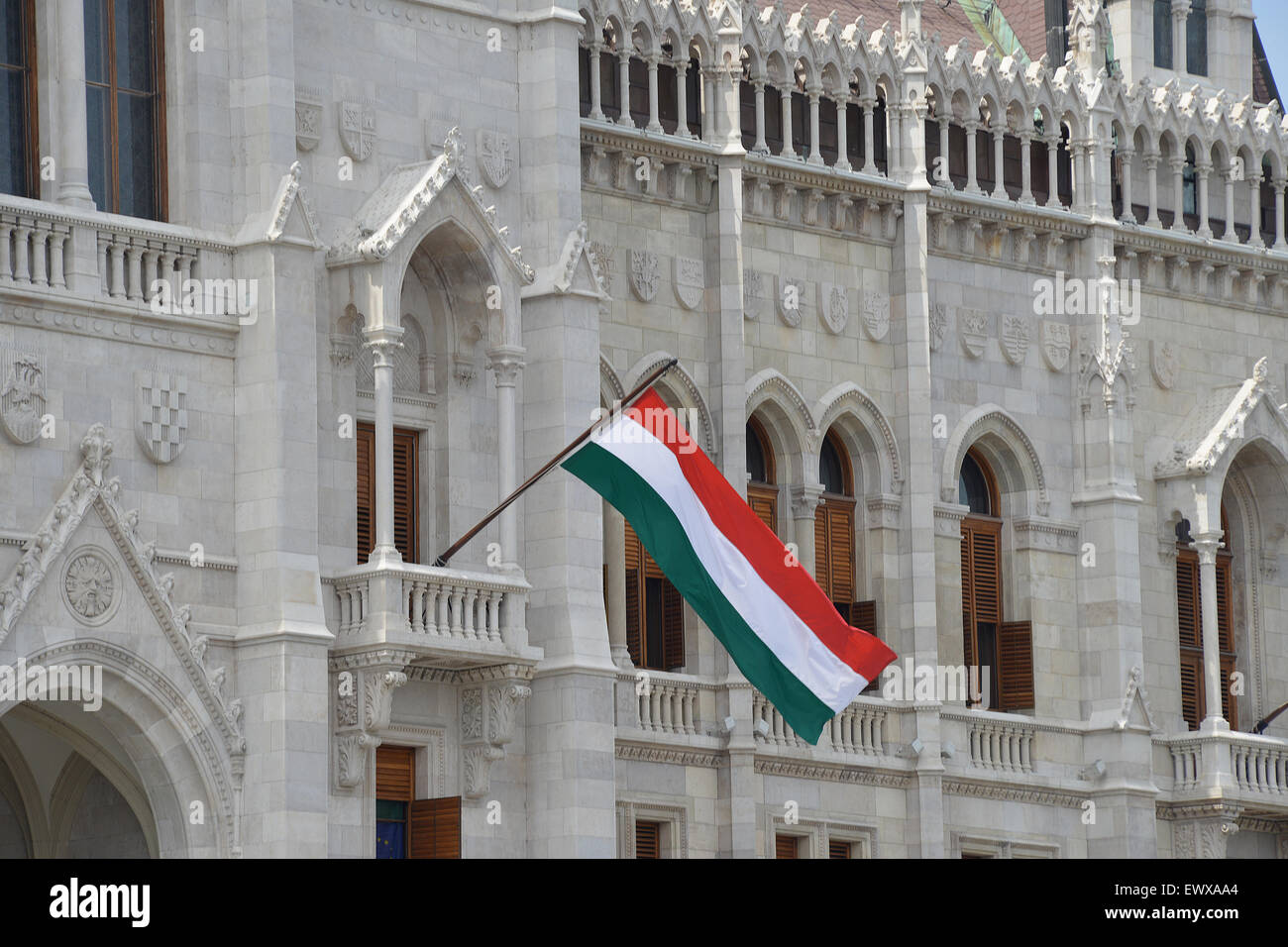 Bandiera ungherese sulla facciata del palazzo del Parlamento Budapest Ungheria Foto Stock