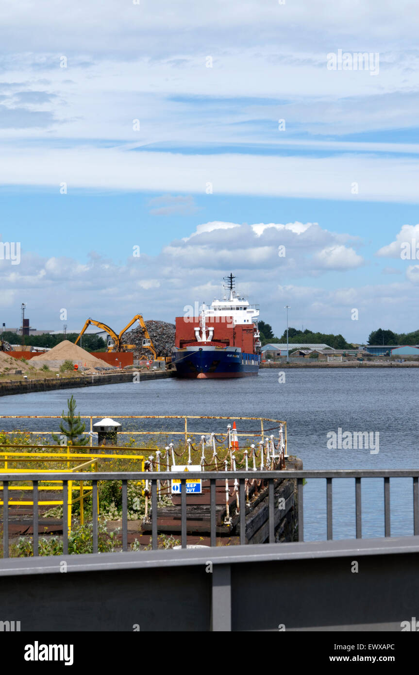 Nave venga caricata con i rottami di ferro, Roath Dock, Cardiff, Galles, UK. Foto Stock