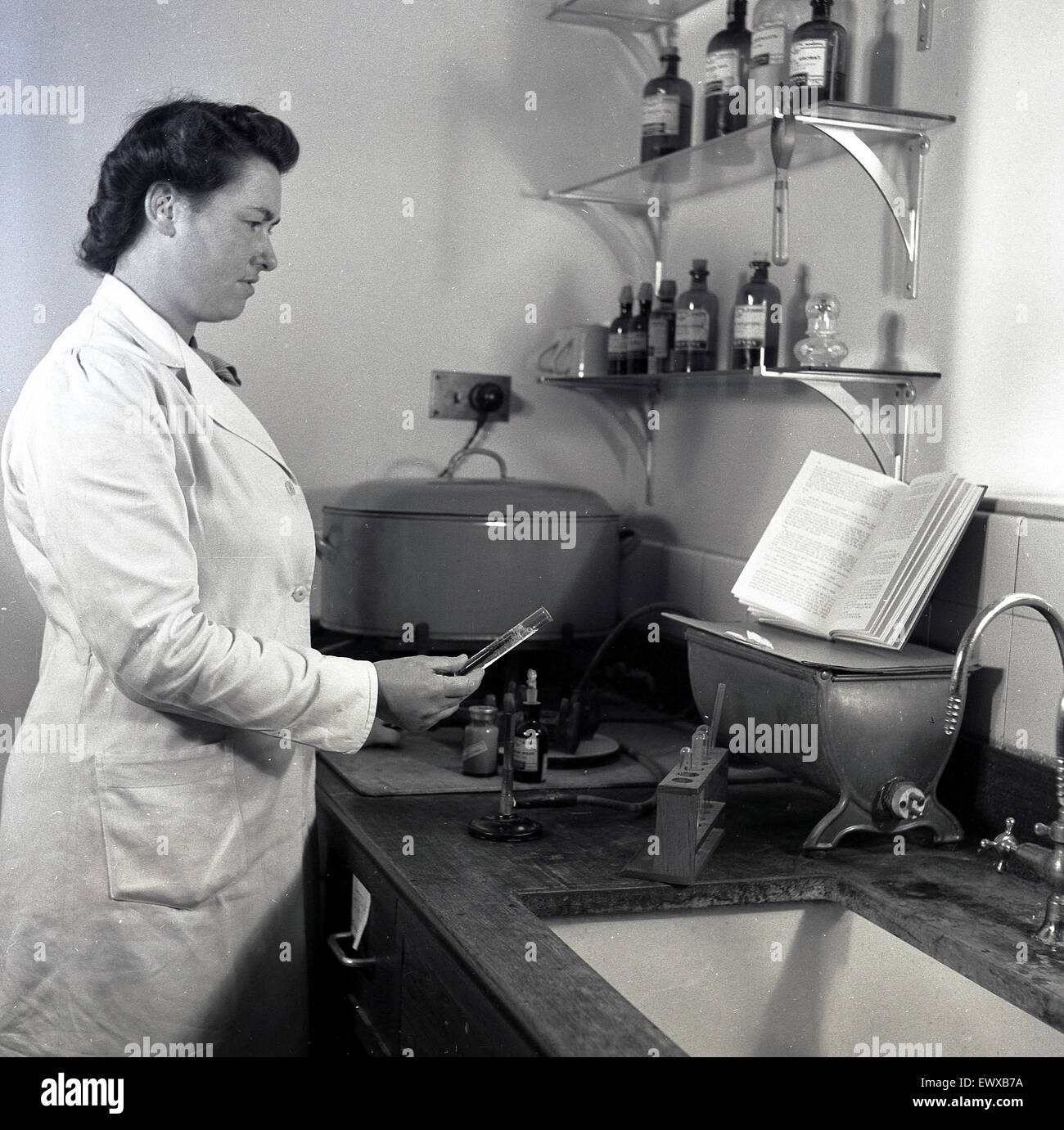 Degli anni Cinquanta, storico, femmina studente di medicina in laboratorio. Foto Stock