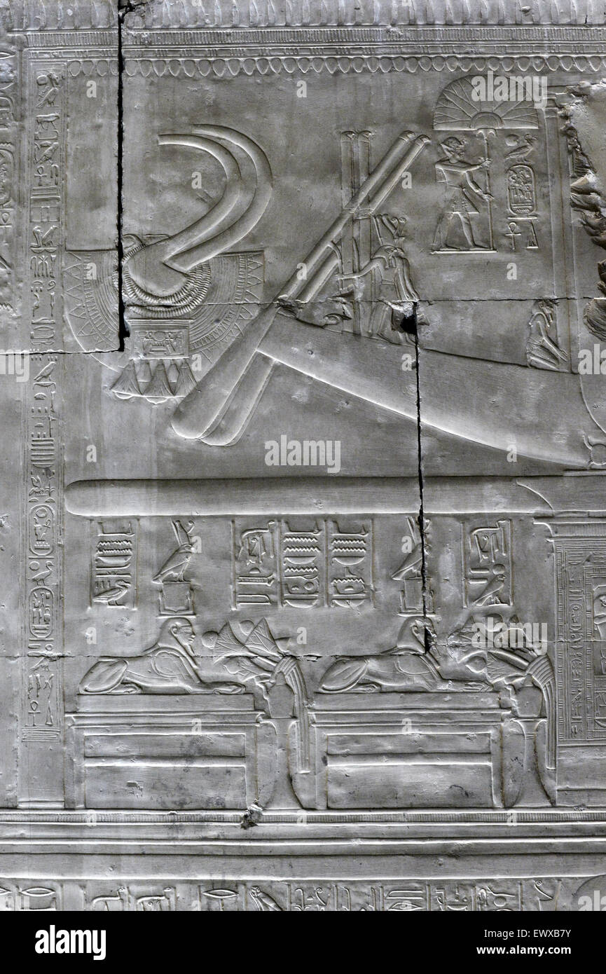 Abydos,l'Egitto, il tempio mortuario del faraone Seti I, Menmaatra, (XIX° DYN. 1321-1186 a.C.) - egida sulla prua della barca sacra Foto Stock