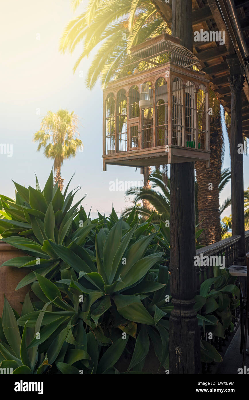 Gabbia per uccelli in un giardino Foto Stock