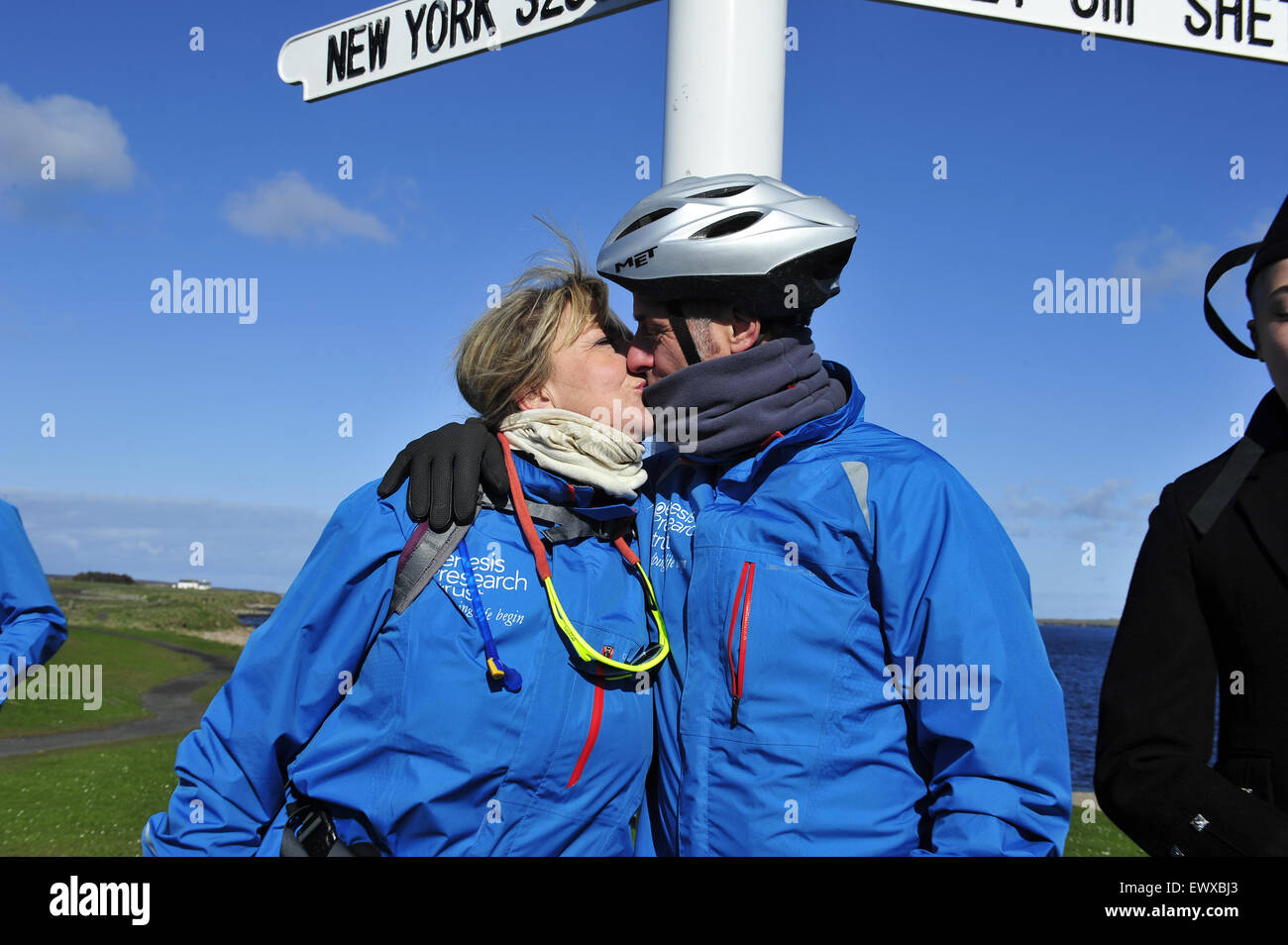 Fern Britton #sfida57 a ciclo da John O'Semole di Land's End per raccogliere fondi per aiutare a genesi Research Trust al fine aborto spontaneo. Questo epic 1000 miglio in bicicletta da John O'Semole di Land's End spazia attraverso alcuni del Regno Unito più bel paesaggio. Coprono la lunghezza delle isole britanniche dal selvagge della Scozia attraverso il suggestivo paesaggio del Distretto del Lago, Cotswolds e Dartmoor al frondoso corsie della Cornovaglia, è davvero una corsa di contrasti. Scegliere il ciclo tutto il modo uno dei sei stadi o per un singolo giorno. Dotato di: Fern Britton, Phil Vickery dove: John O Groats, Foto Stock