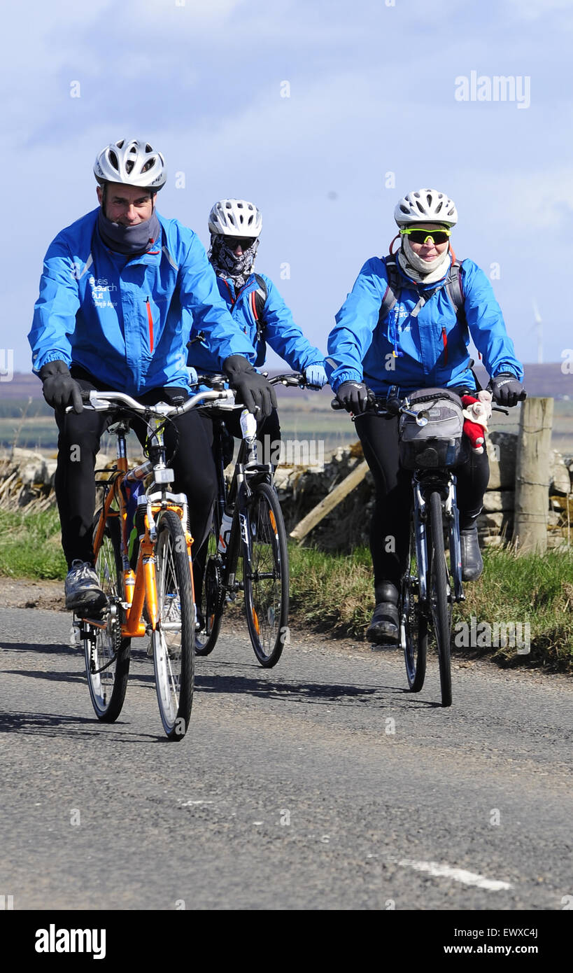 Fern Britton #sfida57 a ciclo da John O'Semole di Land's End per raccogliere fondi per aiutare a genesi Research Trust al fine aborto spontaneo. Questo epic 1000 miglio in bicicletta da John O'Semole di Land's End spazia attraverso alcuni del Regno Unito più bel paesaggio. Coprono la lunghezza delle isole britanniche dal selvagge della Scozia attraverso il suggestivo paesaggio del Distretto del Lago, Cotswolds e Dartmoor al frondoso corsie della Cornovaglia, è davvero una corsa di contrasti. Scegliere il ciclo tutto il modo uno dei sei stadi o per un singolo giorno. Dotato di: Fern Britton, Phil Vickery dove: John O Groats, Foto Stock