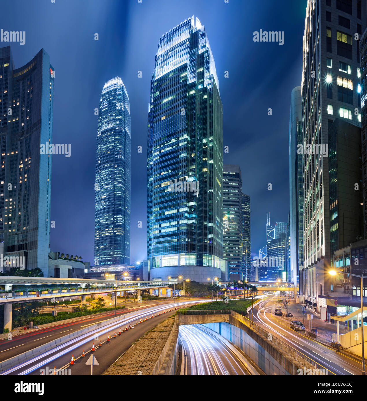 Immagine del centro cittadino di Hong Kong di notte. Questo è il composito di tre immagini verticali cucite insieme in photoshop. Foto Stock