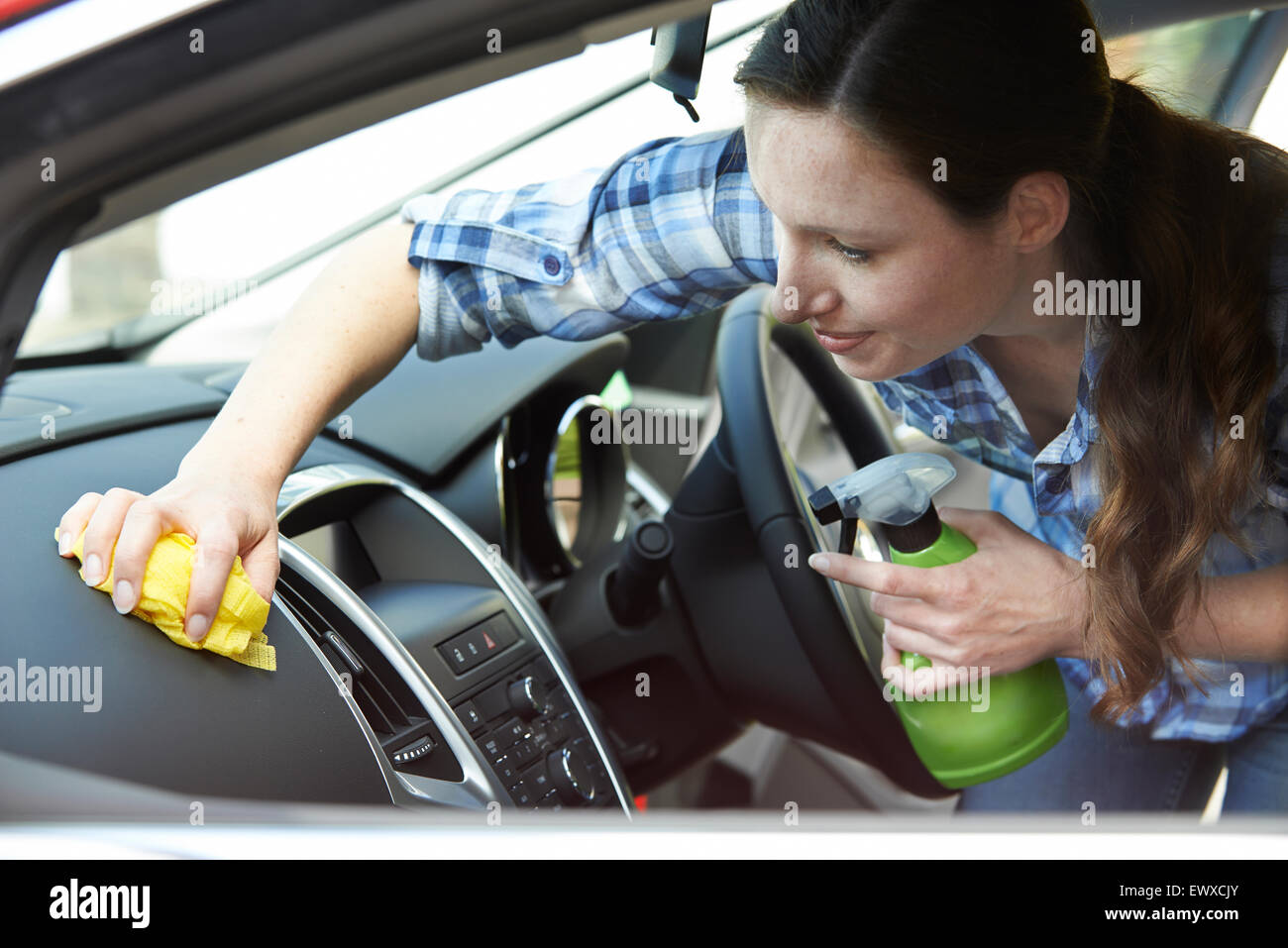 Cleaning car interior immagini e fotografie stock ad alta risoluzione -  Alamy