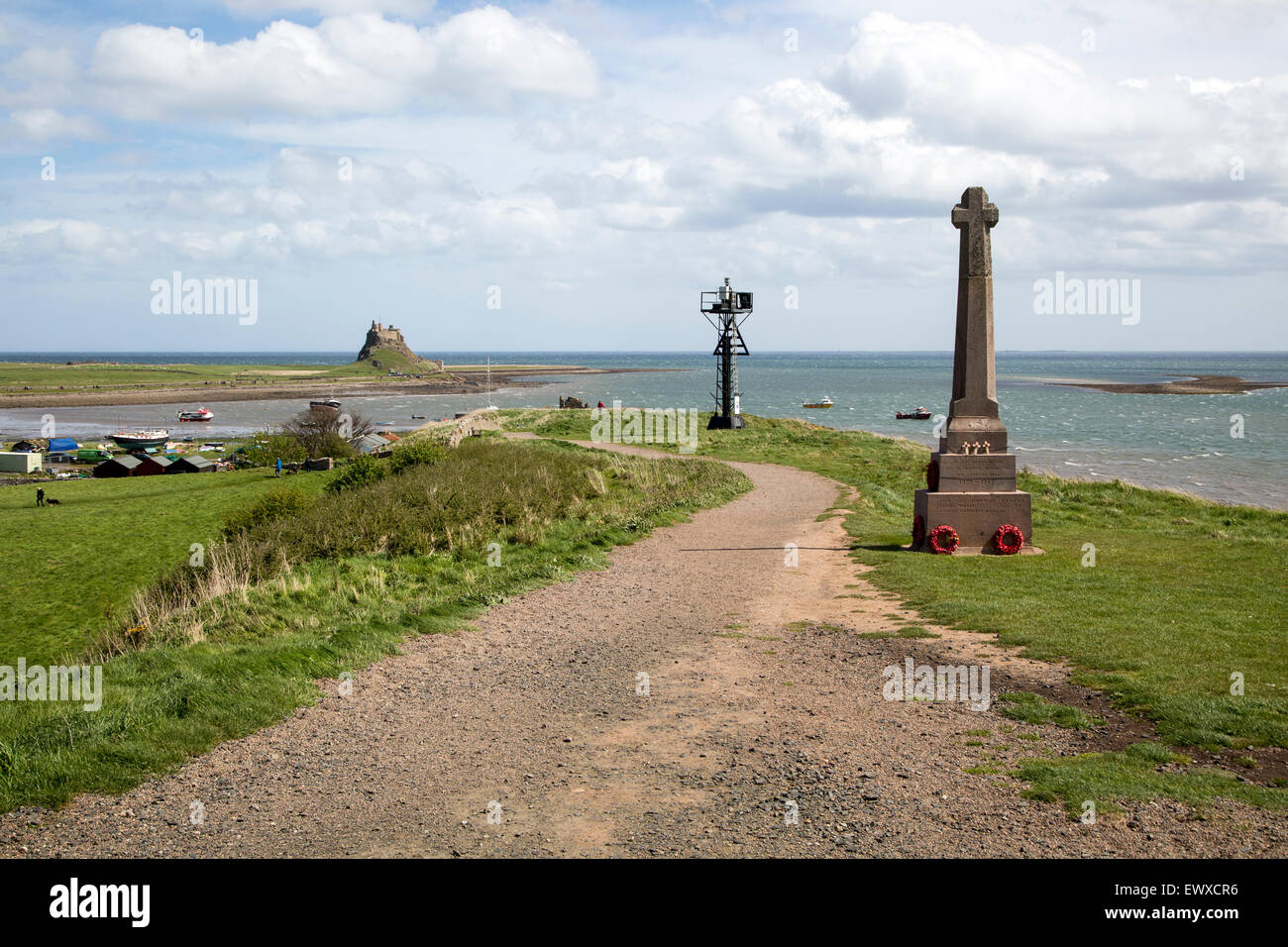 Memoriale di guerra e un castello a Isola Santa Lindisfarne, Northumberland, England, Regno Unito Foto Stock