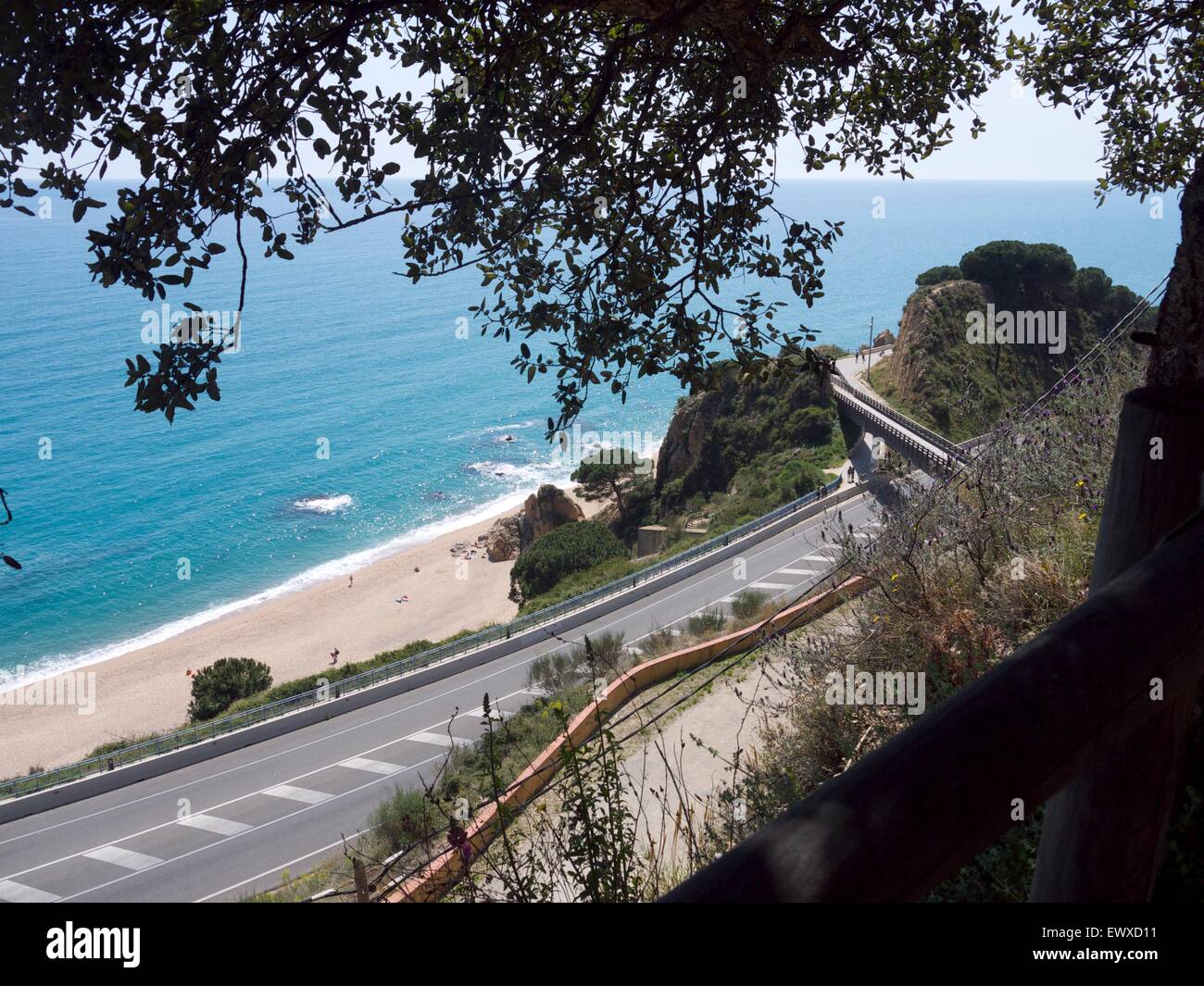 Strada che costeggia una spiaggia, ripresa dall'alto Foto Stock