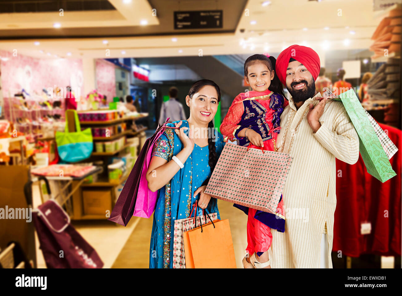 Indian Punjabi genitori e figlia mall shopping Foto Stock
