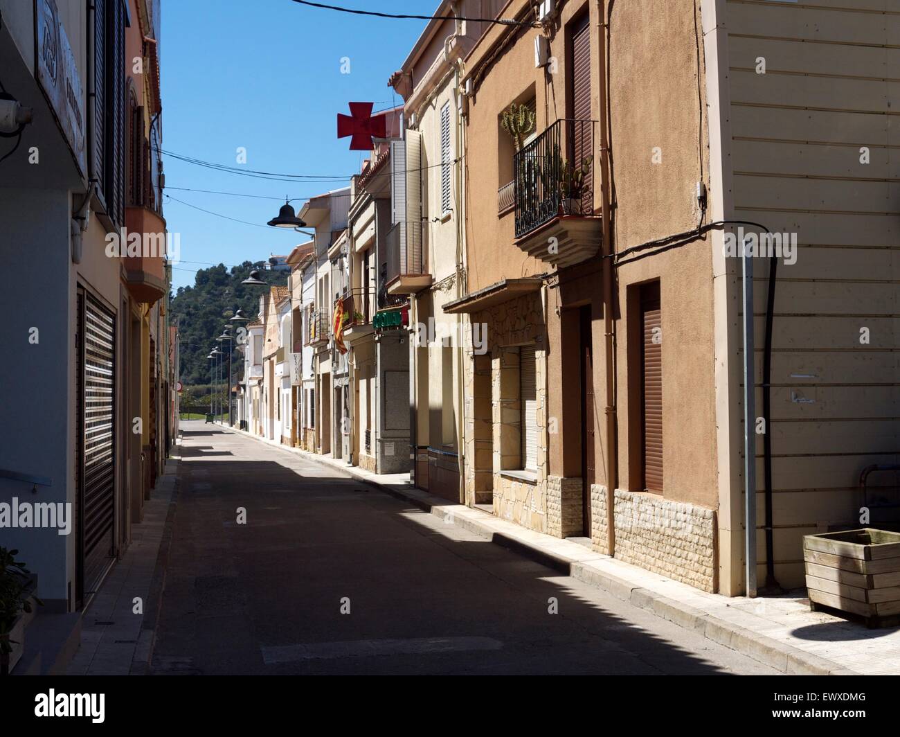 Case di rivestimento del street nella città vecchia di Santa Susanna, Spagna Foto Stock