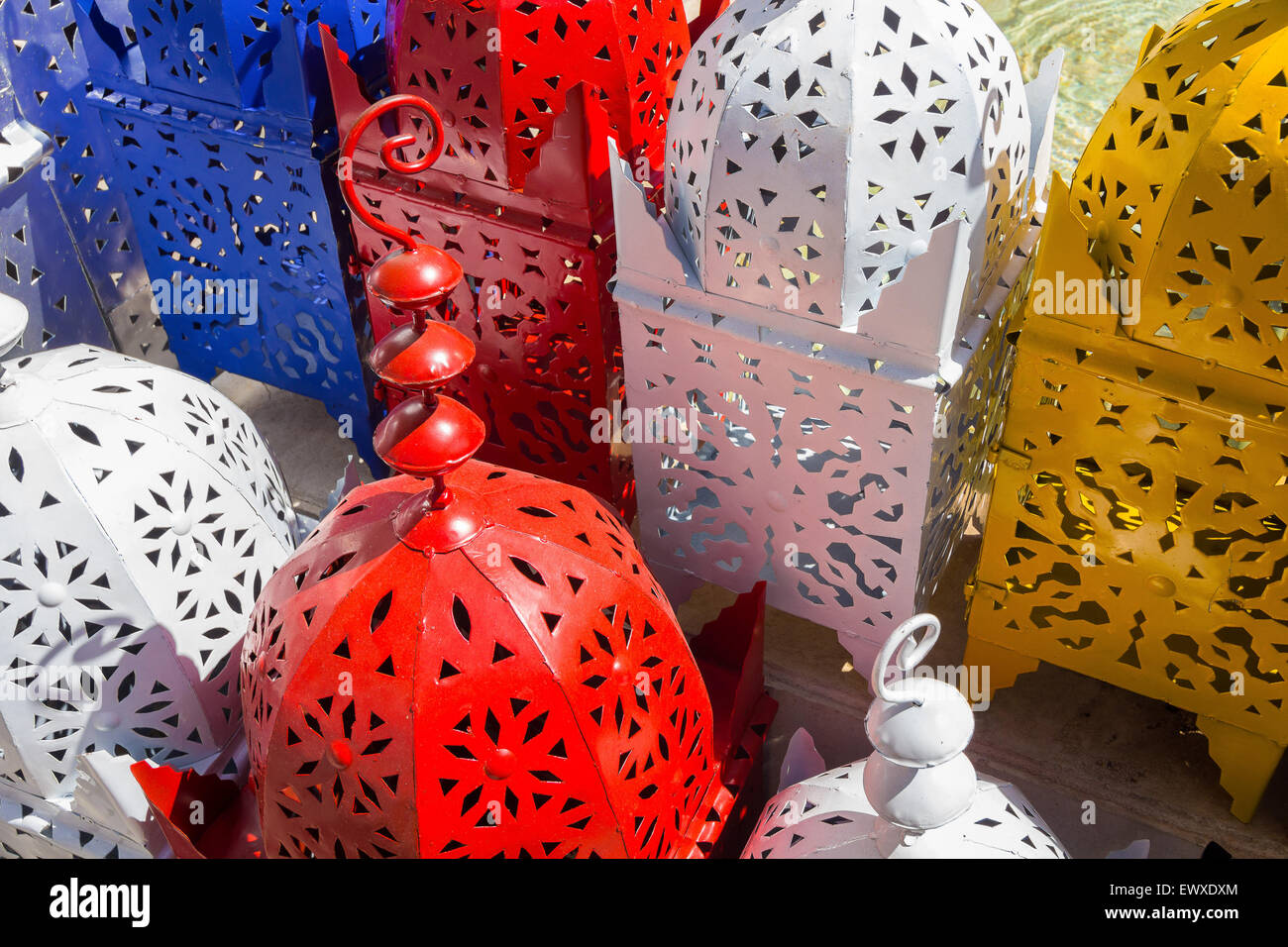 Sullo sfondo le lampade in ferro stile arabo progetto di bei colori Foto Stock