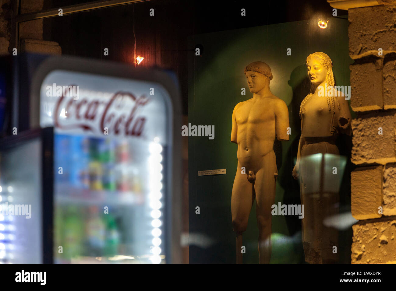 Frigorifero di fronte alla mostra del negozio del Museo Archeologico, scultura Rethymno Creta, isola greca, scultura del museo della Grecia Coca-Cola segno Foto Stock