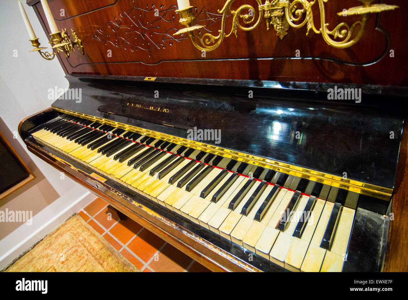 Antico pianoforte con tasti in avorio e antichi lampadari per illuminare  Foto stock - Alamy