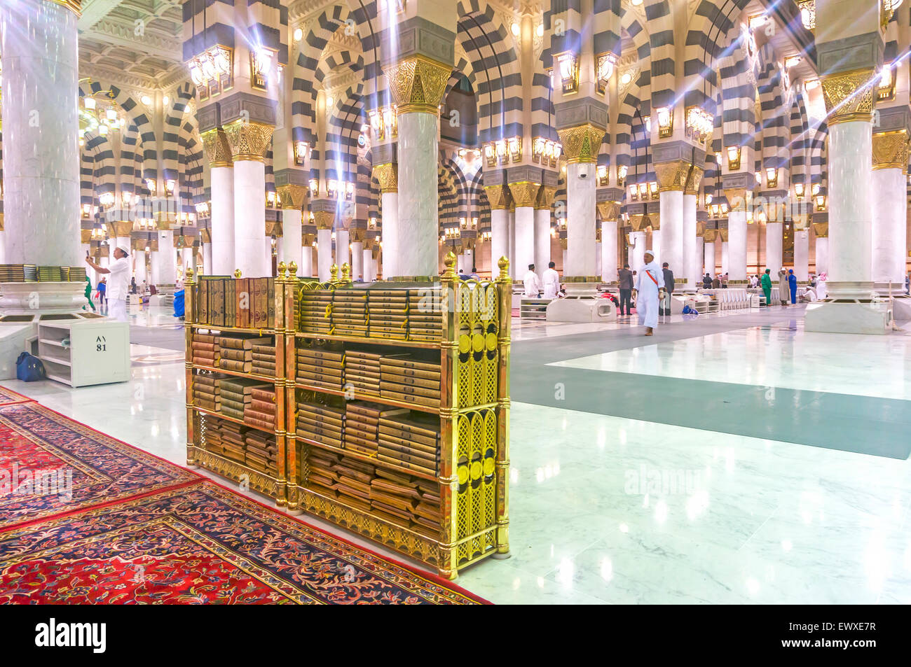 MEDINA-MAC 9 : i musulmani leggere il Corano e di pregare all interno di Masjid Nabawi Marzo 9, 2015 in Medina, Arabia Saudita. Nabawi moschea è s Foto Stock